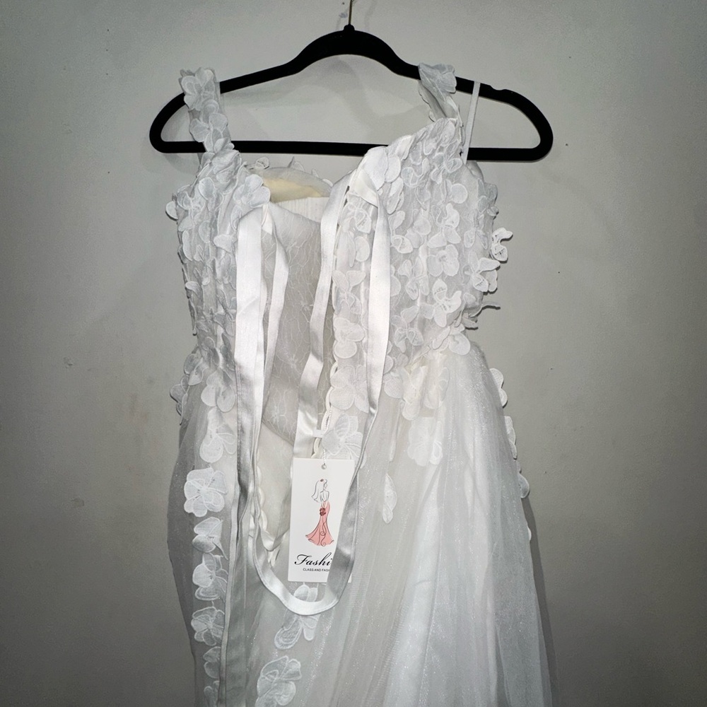 Elegant White Off-Shoulder Lace Dress - Picture 8 of 11